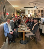 Gruppenfoto beim gemeinsamen Mittagessen