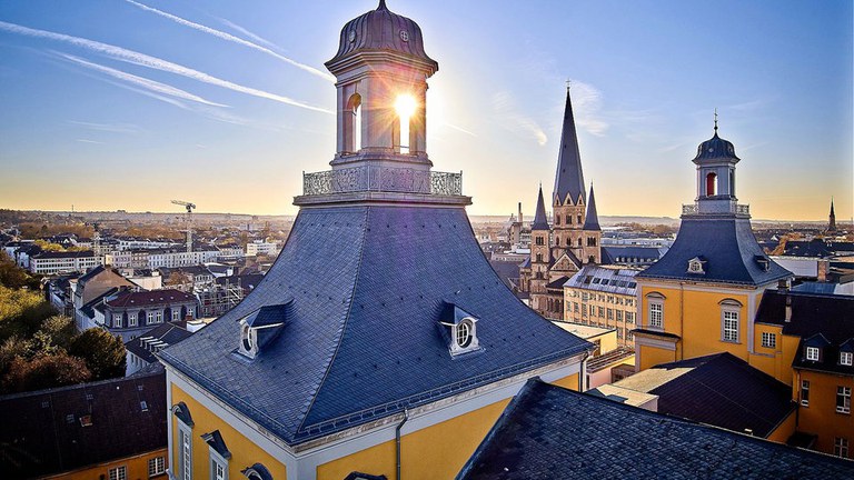 Hauptgebäude bei Sonnenaufgang