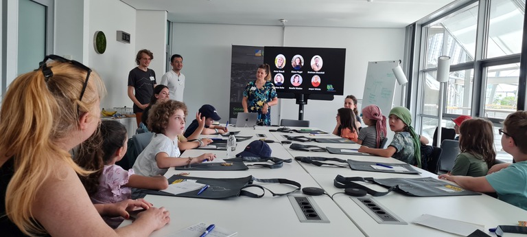 Vorstellungsrunde mit allen Kindern im Konferenzraum