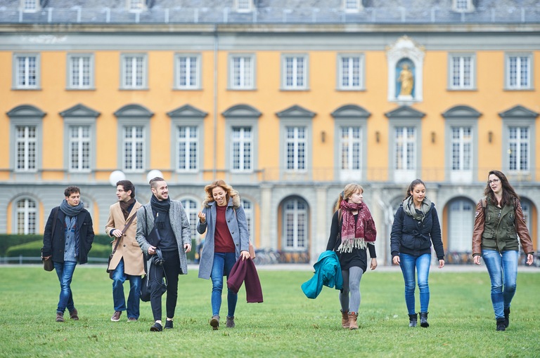 Studierende vor dem Studium